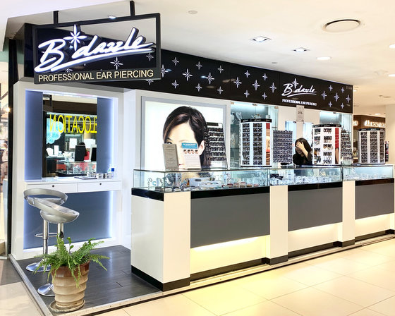 B*dazzle – Earpiercing in Singapore.